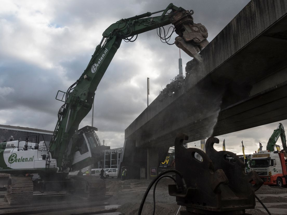 Sloop voetgangersbrug bij Ahoy van start