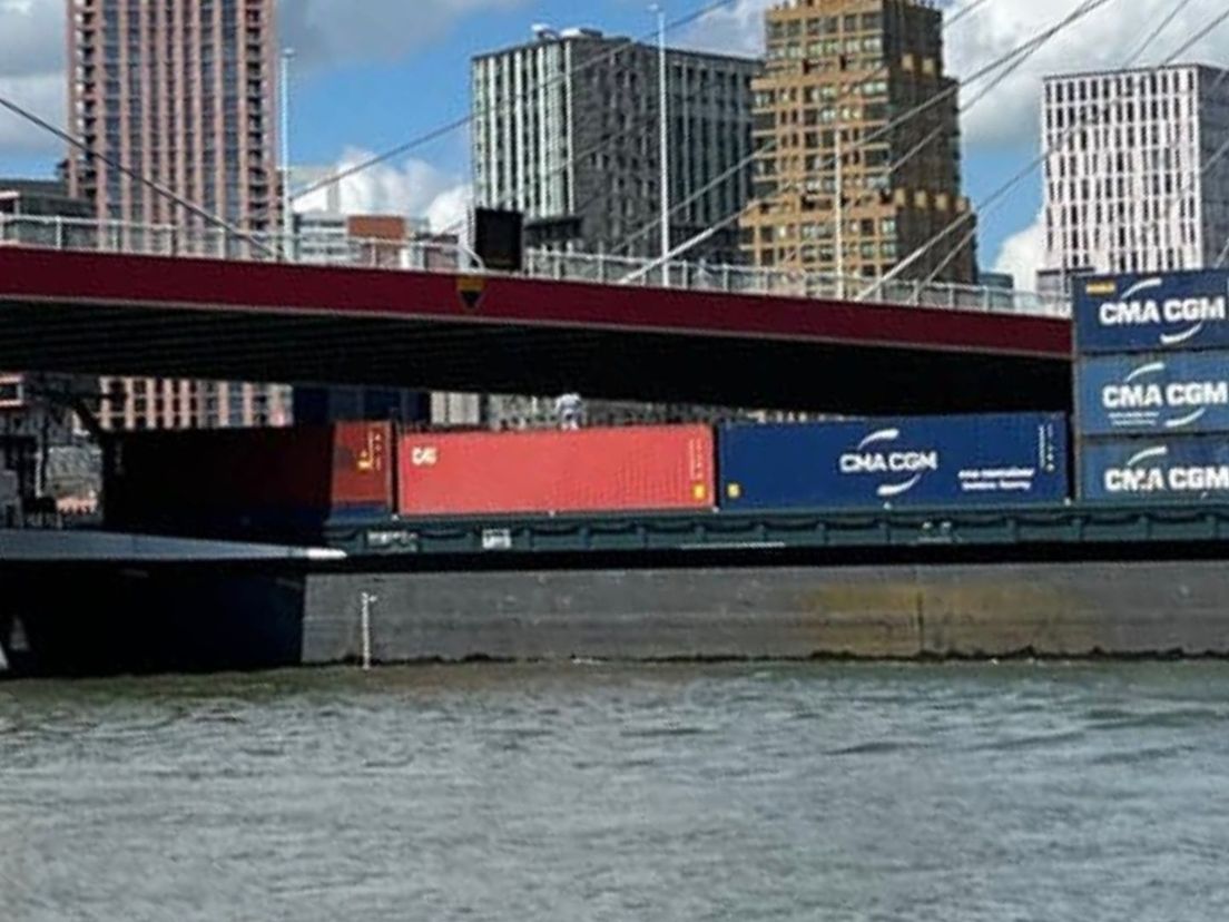Past 't of past 't niet? Kapitein containerschip bij Willemsbrug in Rotterdam waagt het erop