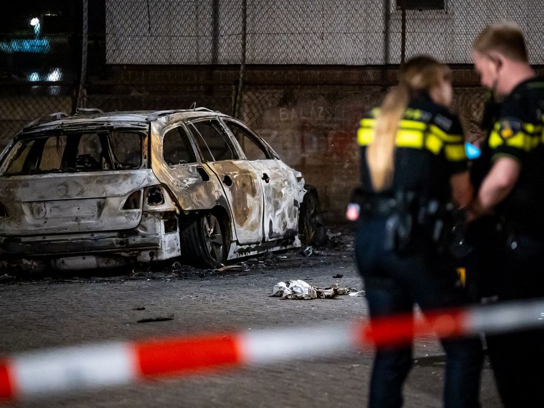Na de liquidatie bij de Nassauhaven in Rotterdam trof de politie even verderop een uitgebrande auto