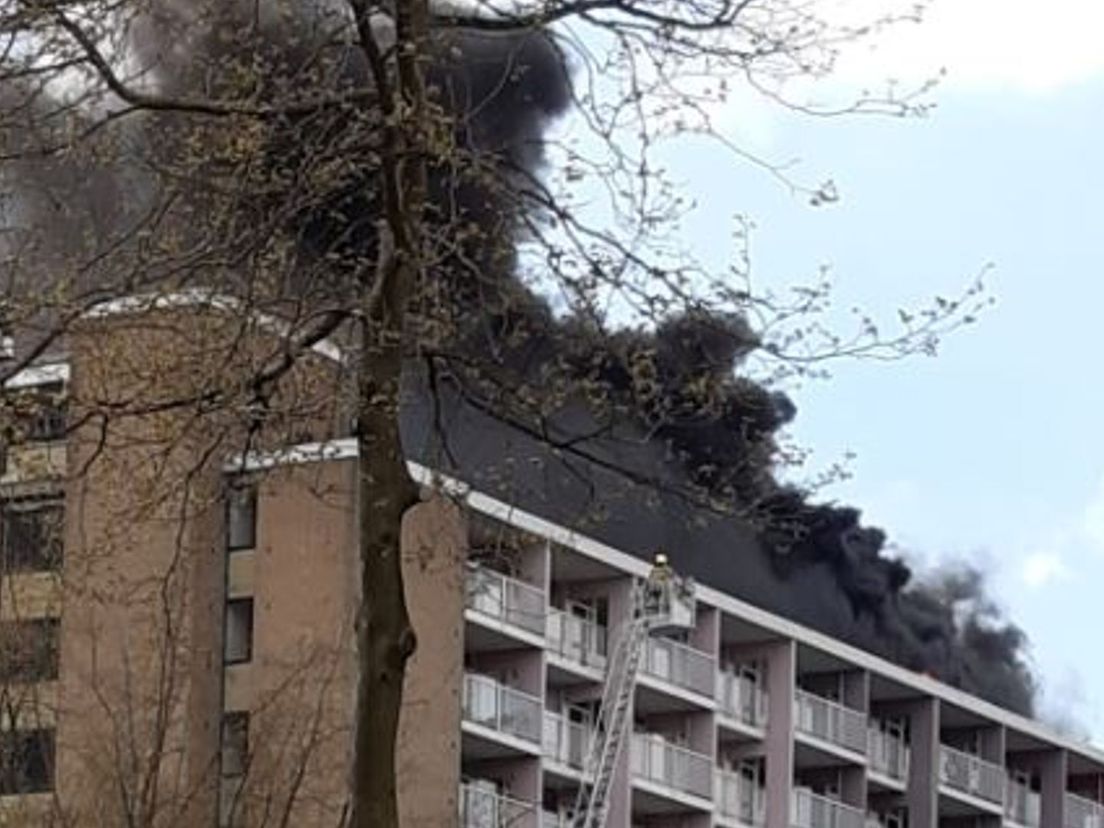 Grote rookpluimen boven de flat aan de Kapteynweg