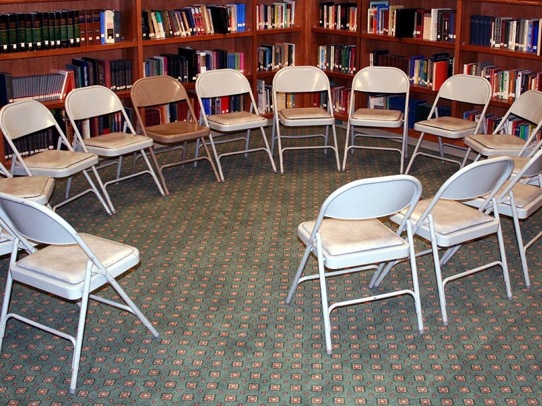 Een kring van stoelen