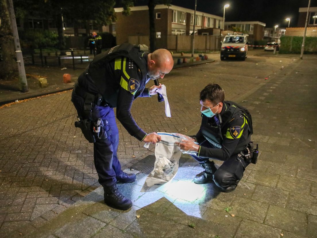 Agenten in de Papendrechtse Straat doen onderzoek.