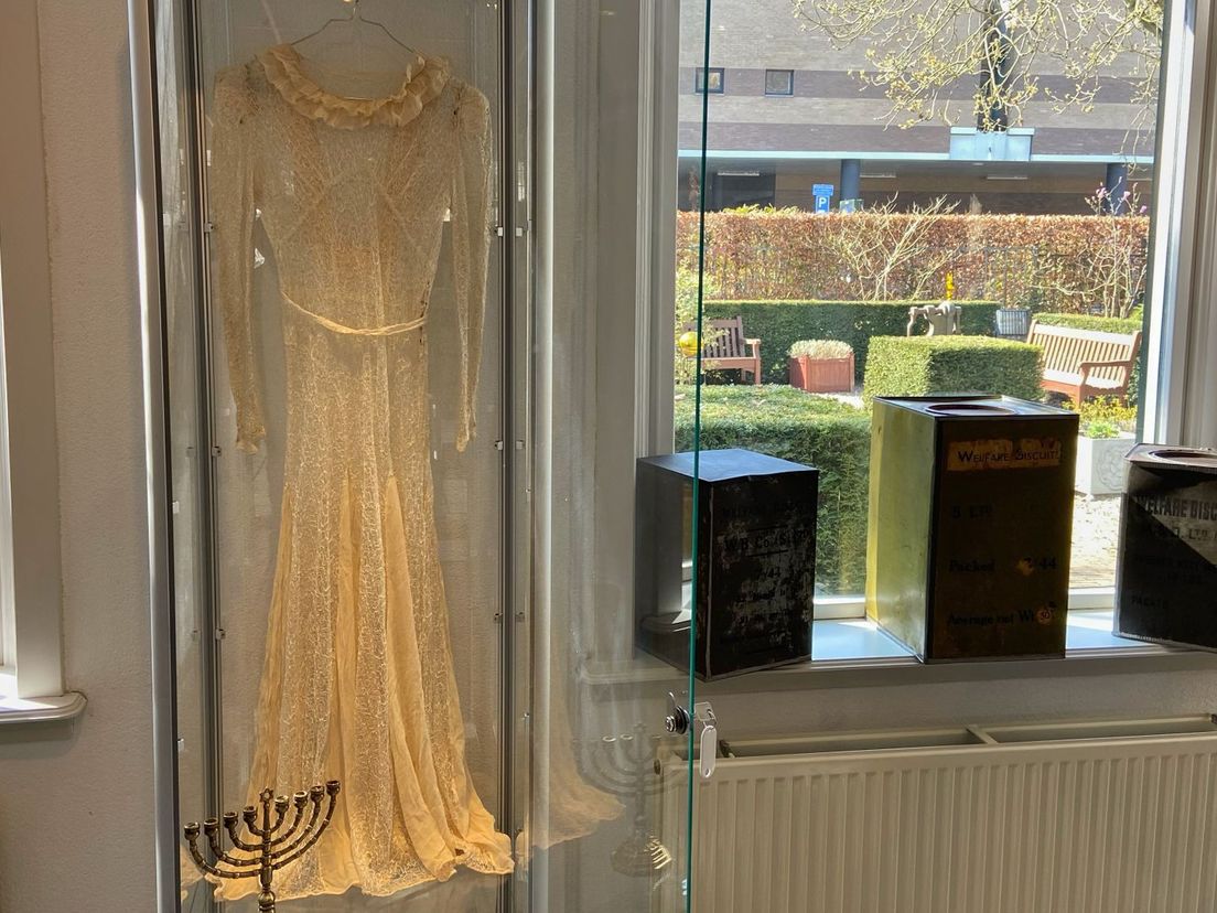De bruidsjurk op de tentoonstelling 'Ridderkerk en de Tweede Wereldoorlog'
