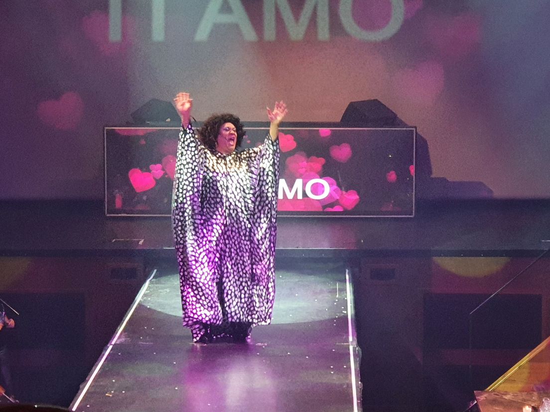 Stephen Leander, beter bekend onder zijn artiestennaam Vanity Kip, in actie tijdens de Drag Queen Dinnershow 'Dare to love us!'