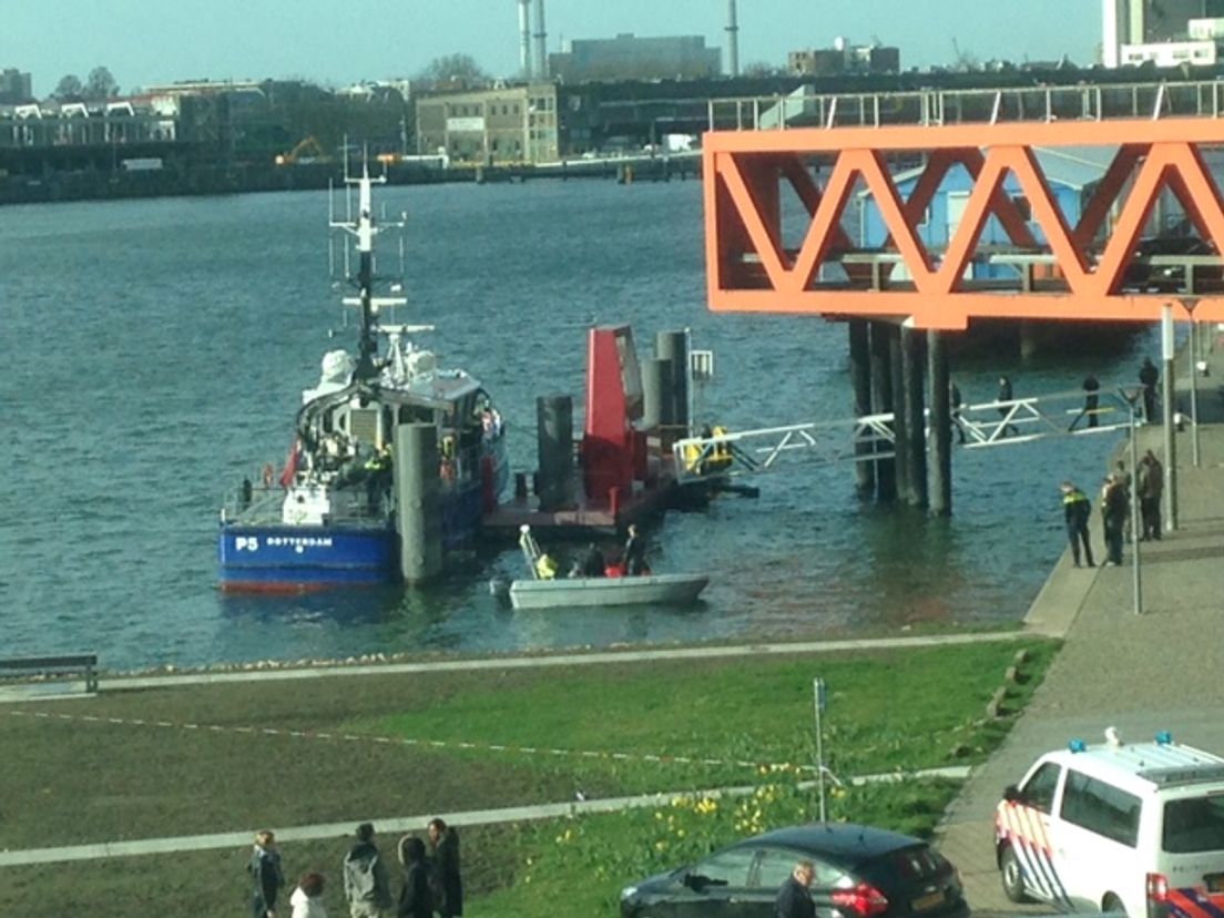 Hulpdiensten halen het stoffelijk overschot van de Pool uit het water van de Rijnhaven