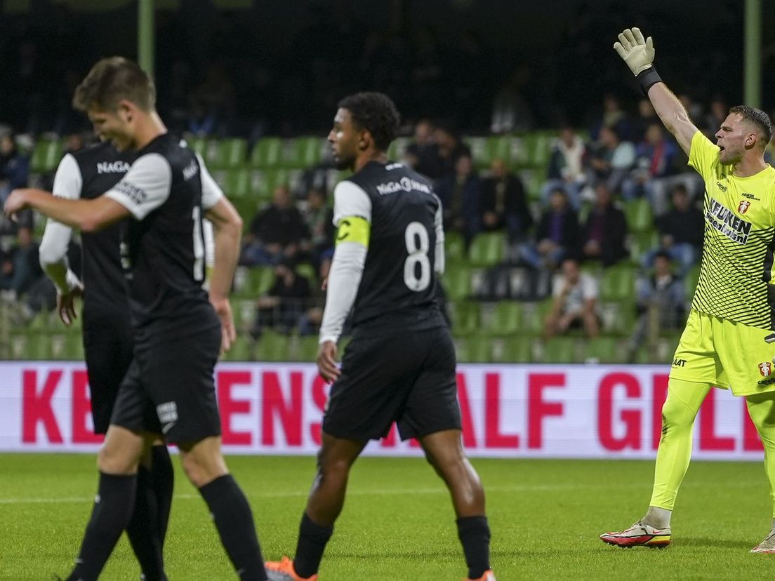 Doelman Liam Bossin baalt van het openingsdoelpunt dat MVV tegen FC Dordrecht scoorde