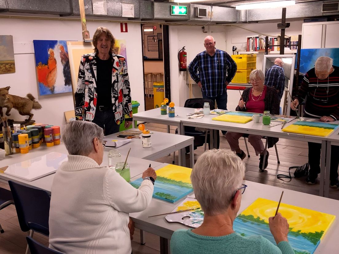 Capelse senioren kwamen vrijdagochtend bijeen in het atelier van kunstschilder Kees de Jong om een eigen schilderijtje te maken