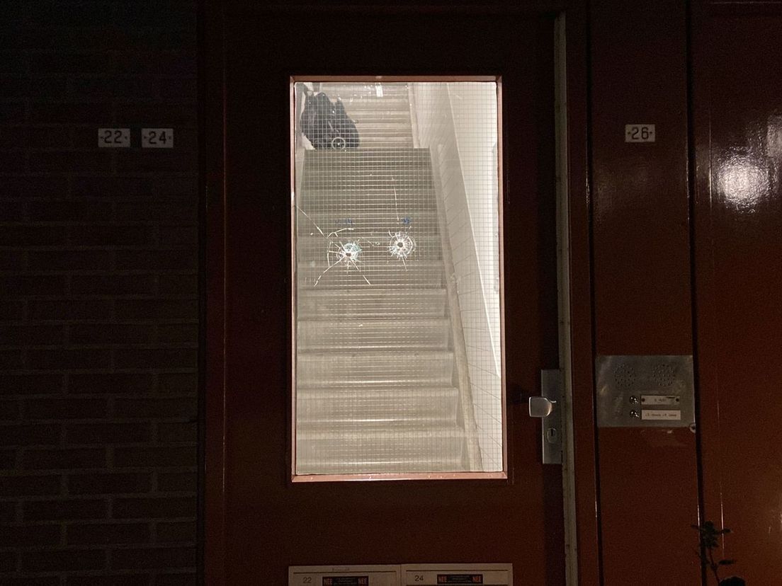 Kogelgaten in het beschoten huis aan de Kegelstraat in Rotterdam-Zuid