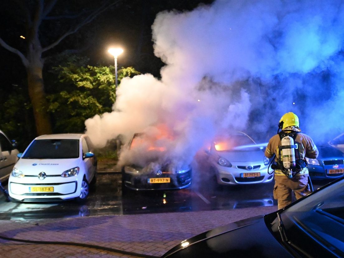 Een auto in Overschie brandde 's nachts helemaal uit