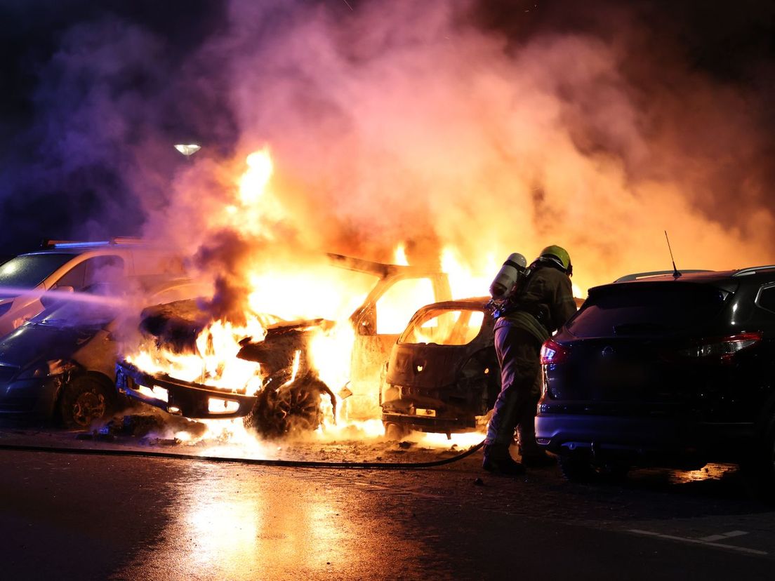 Meerdere auto's brandden uit aan de Terletweg