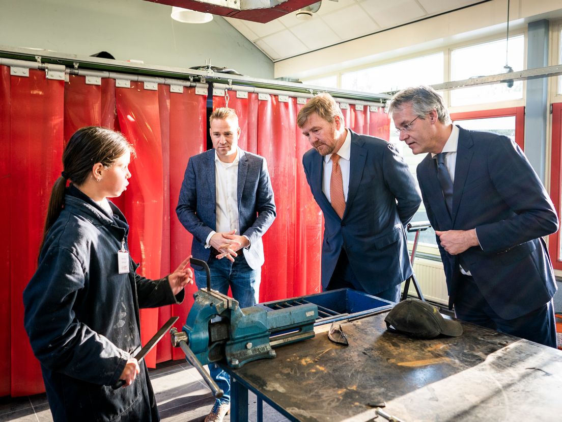Koning Willem-Alexander tijdens een eerder bezoek aan het Accent Praktijkonderwijs in Capelle aan den IJssel