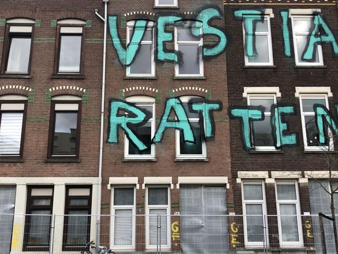 De gevel van het pand in de Tweebosbuurt is beklad