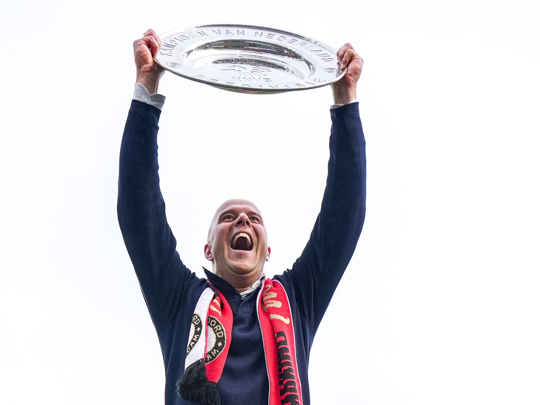 Feyenoord-trainer Arne Slot toont de schaal na het kampioenschap van het seizoen 2022/2023