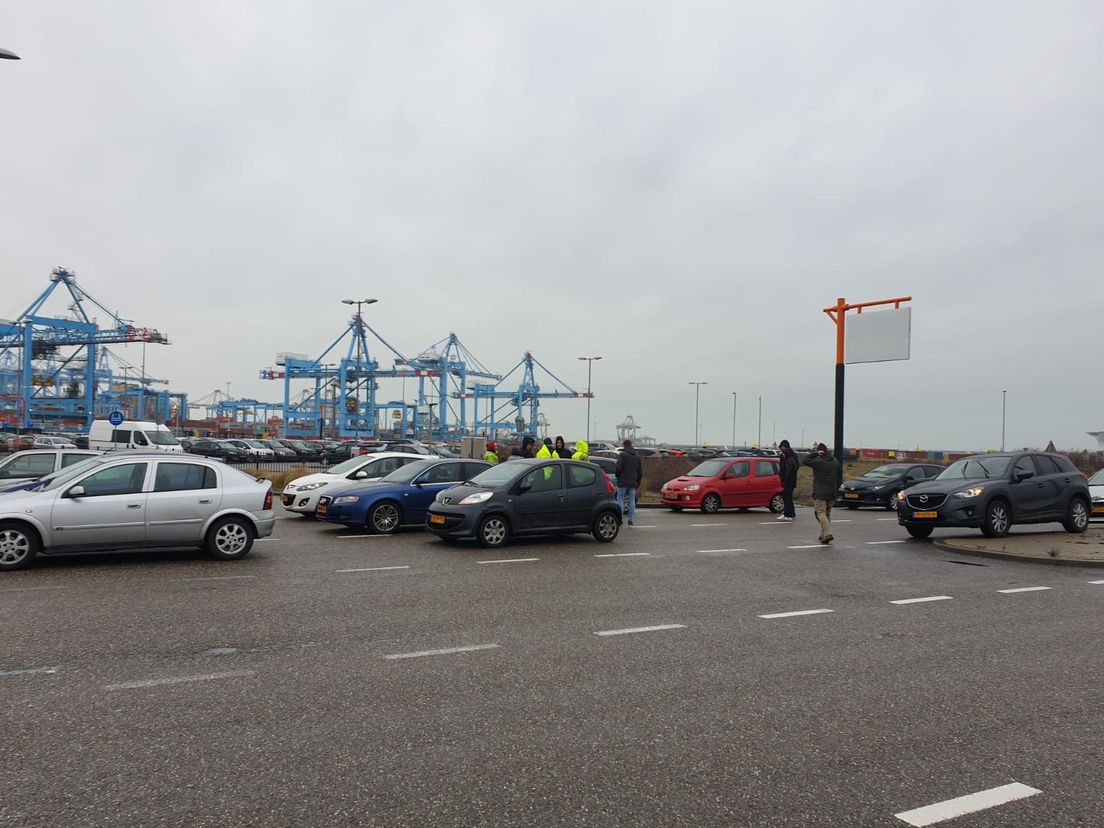 Wachtende auto's nu poort APM 2 dicht is.