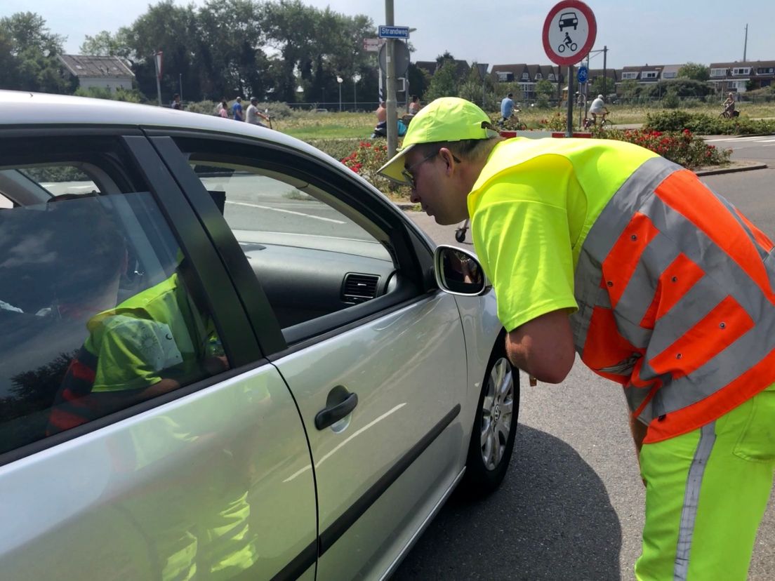 Verkeersregelaar Edwin moet strandgangers teleurstellen in Hoek van Holland