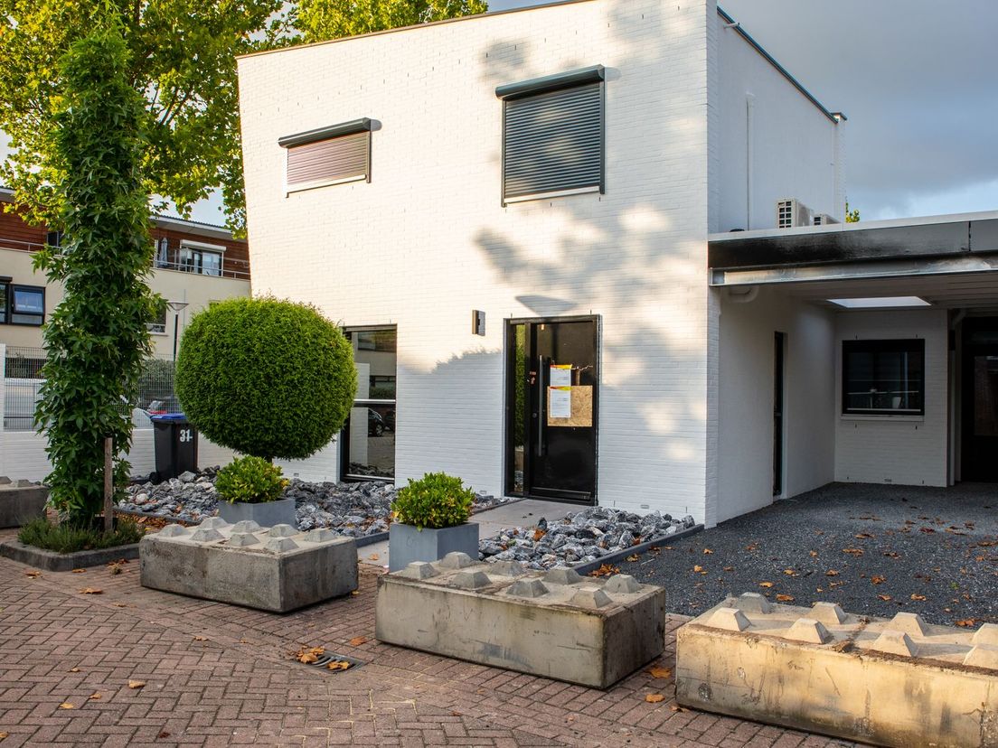 Betonblokken geplaatst voor woning aan de Boezem