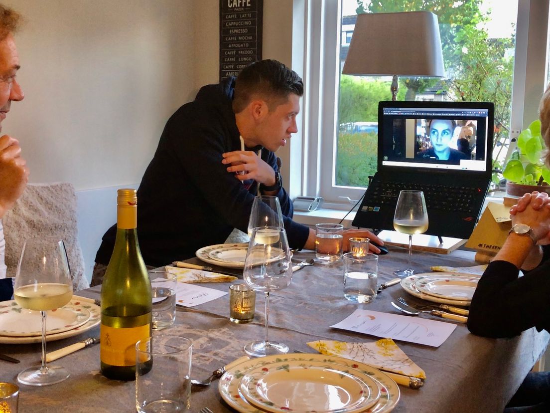 Familie Lomans praat met de virtuele ober