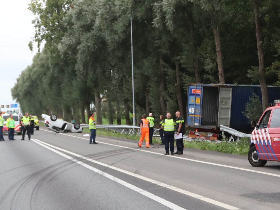 Vrachtwagen door vangrail op A16