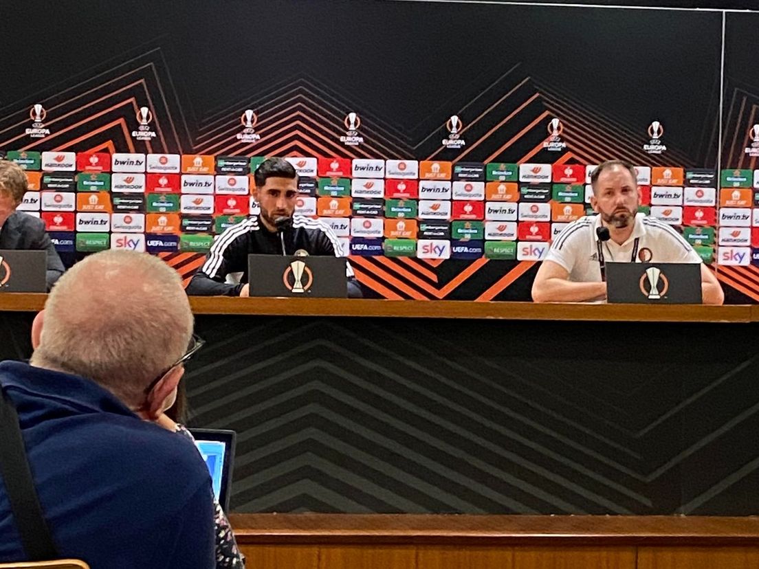 Isaac van Aggelen (l) tijdens de persconferentie van Alireza Jahanbakhsh