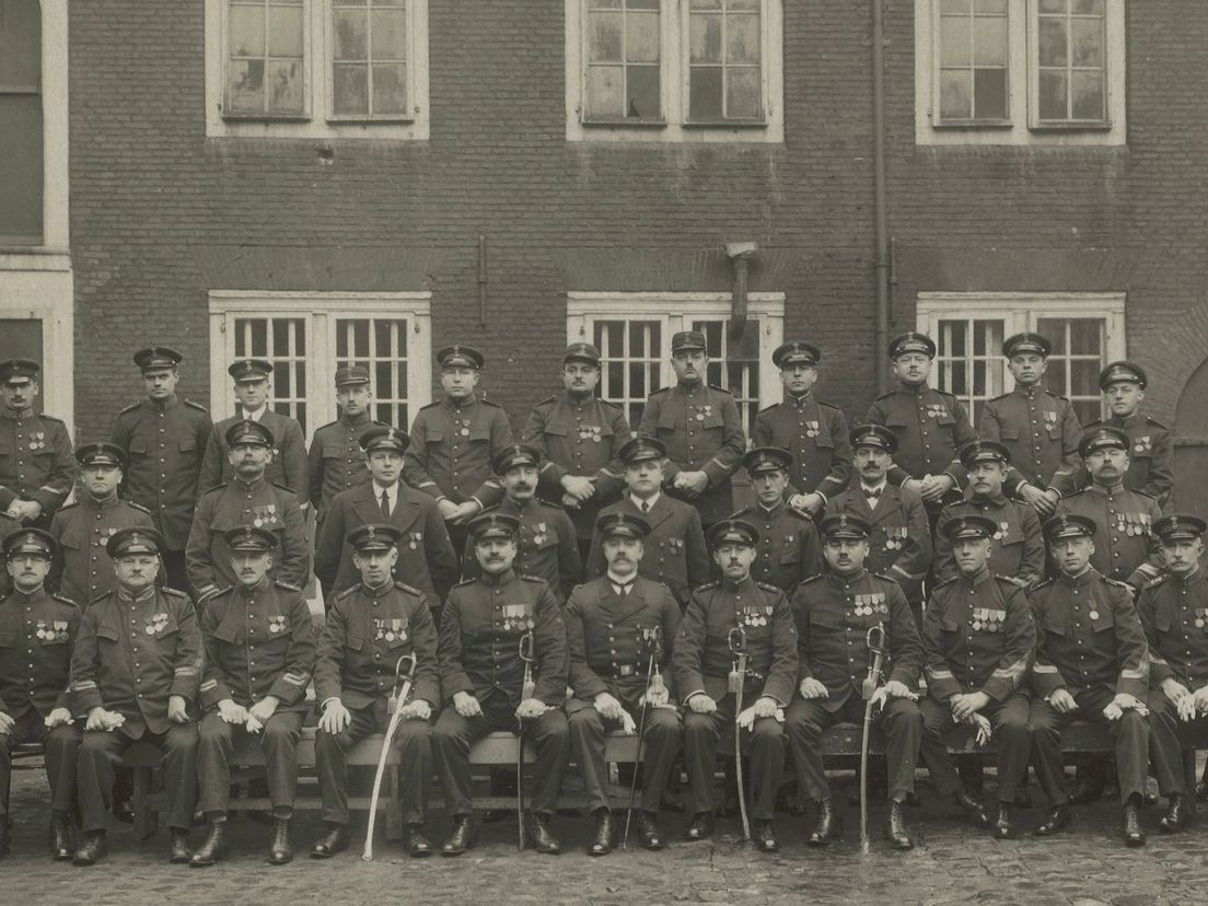 groepsfoto onderofficieren marinierskazerne Oostplein (1925)