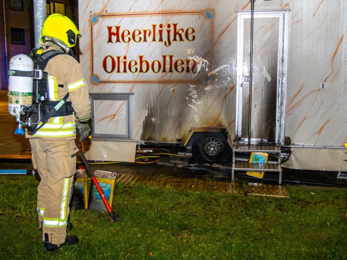 Een brandweerman inspecteert de oliebollenkraam