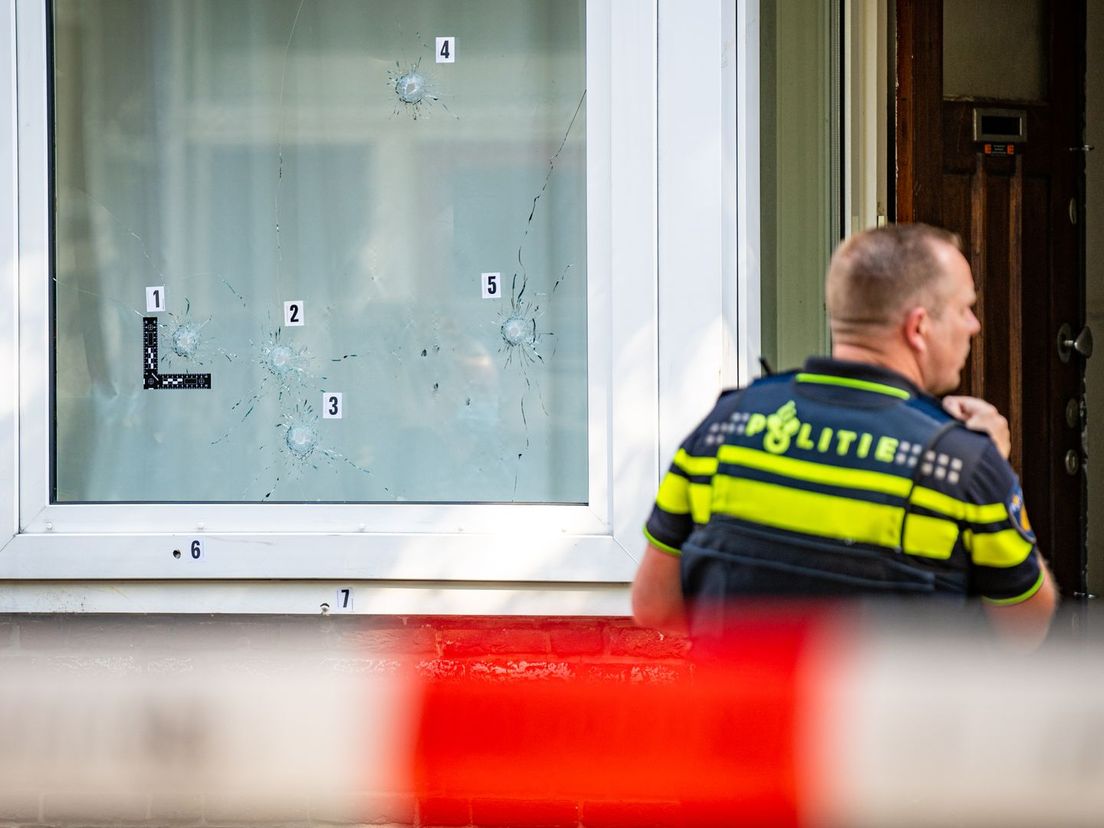 In de ruit van de woning zitten meerdere kogelgaten