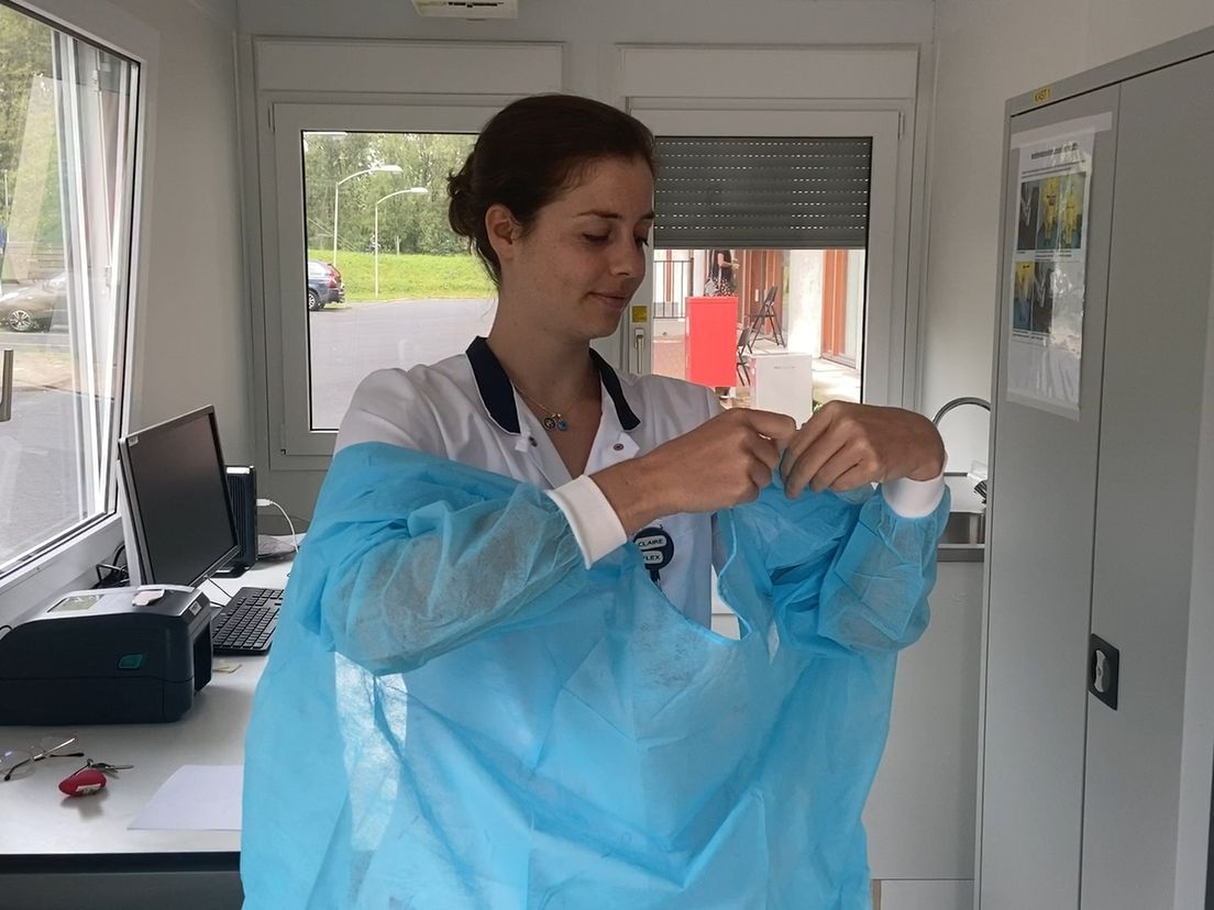 Claire hijst zich in een schort