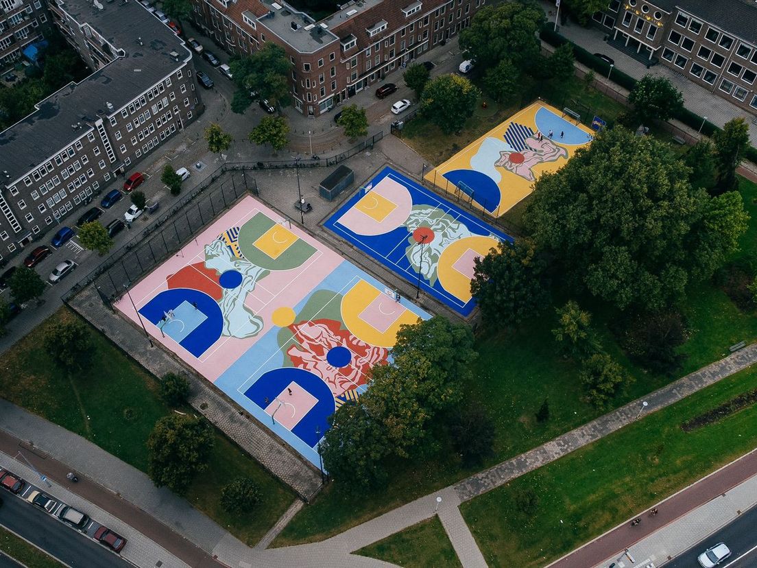 Een van de creaties van het koppel: geverfde basketbalvelden in Rotterdam-West