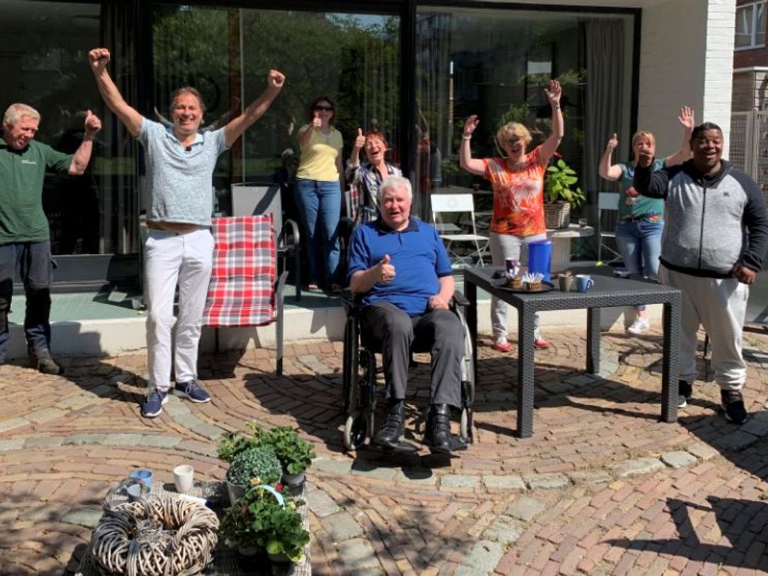 Sander de Kramer en Cees van den Hoek op de voorgrond, in de rolstoelonvriendelijke tuin van Stichting de Breinpuzzel