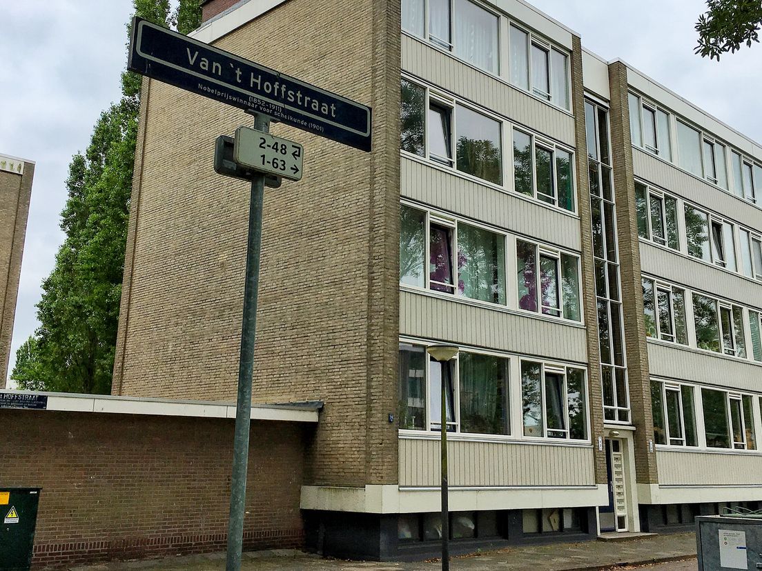 De bewuste woning op de derde etage aan de Van 't Hoffstraat in de Westwijk