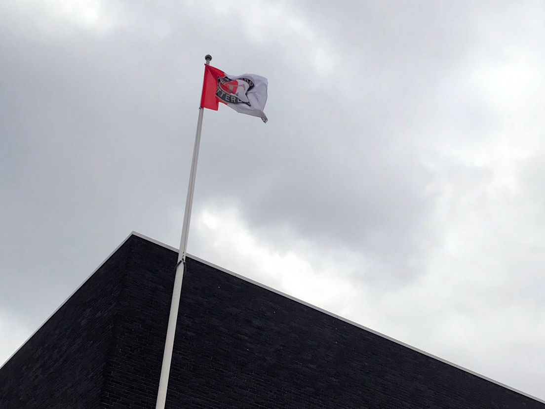 De Feyenoordvlag wappert boven het islamitisch Centrum De Middenweg