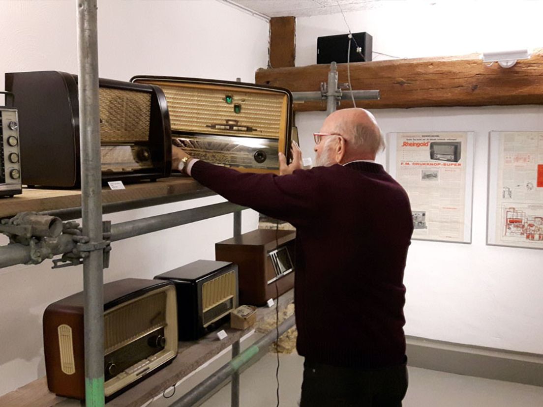 Peter (82) verzamelt 700 radio's in 60 jaar