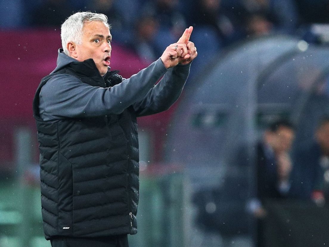 José Mourinho coacht langs de lijn tijdens AS Roma-Leicester City