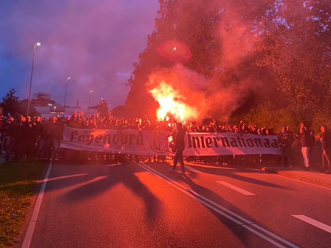 Feyenoord-supporters in mars onderweg naar het stadion van FC Midtjylland