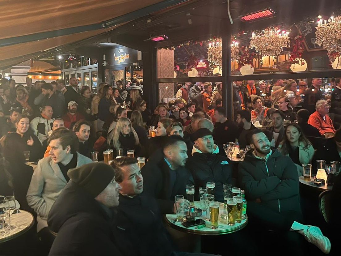 Binnen en buiten café Van Zanten puilt het uit van de cafégangers die naar het WK Voetbal kijken