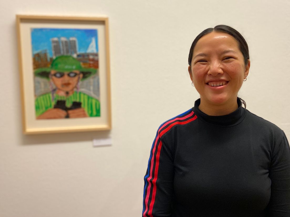 Stadstekenaar Pris Roos bij haar werk in de Kunsthal