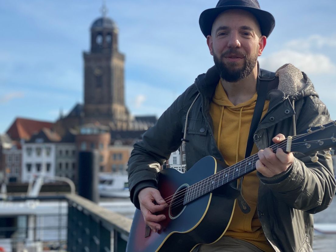 Deventer stadstroubadour brengt middeleeuwen tot leven