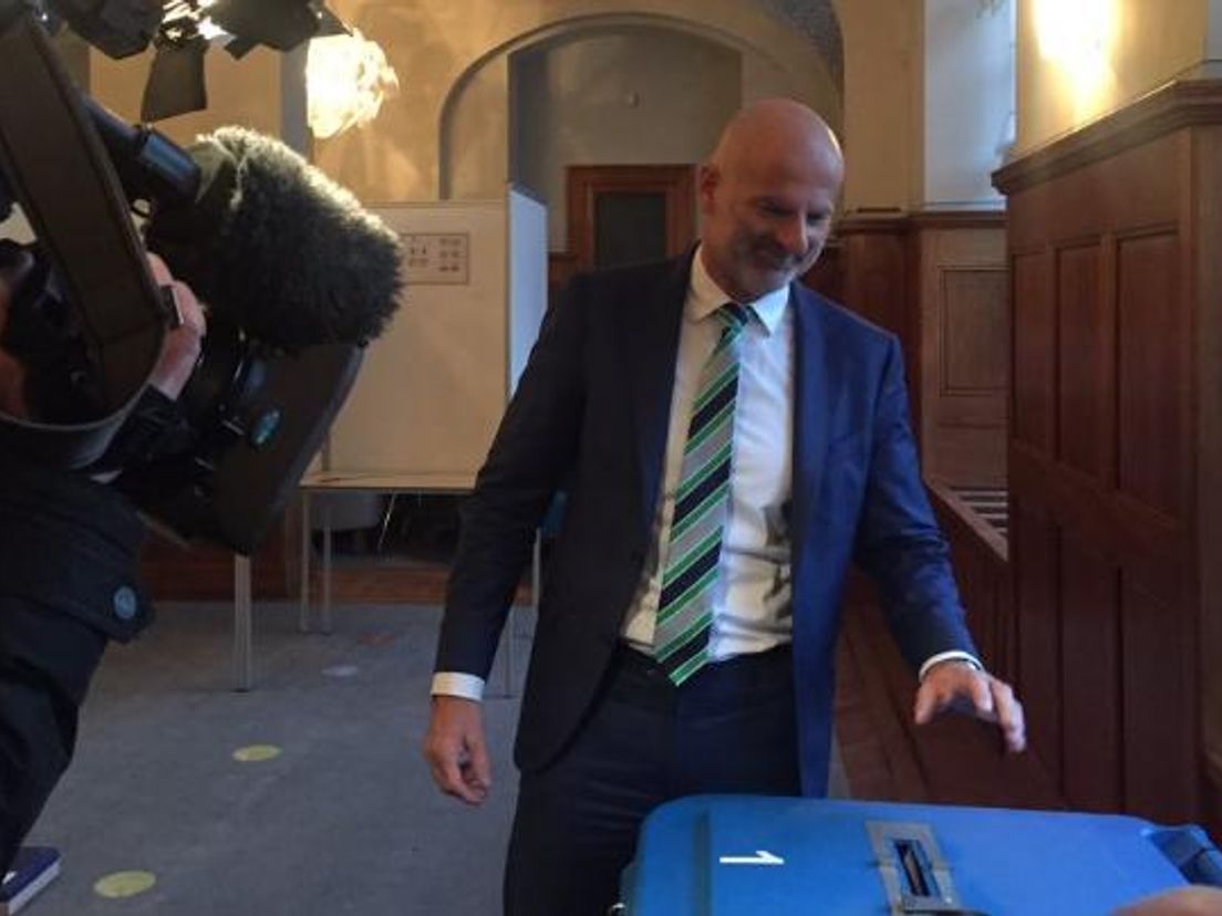 Wethouder Schneider stemt
