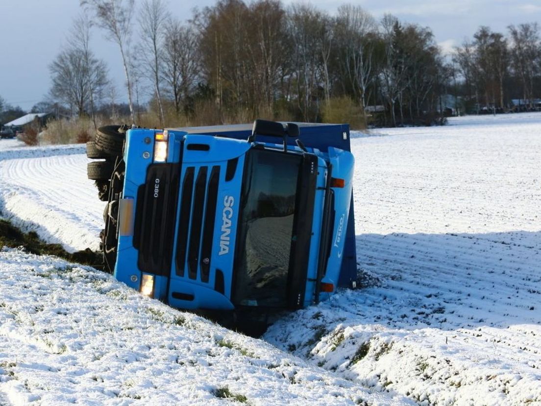 De vrachtwagen raakte van de weg en belandde in een sloot
