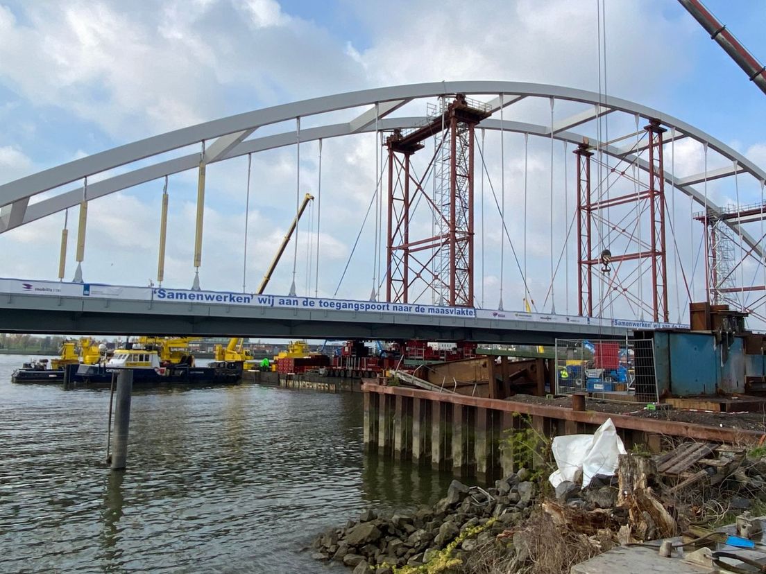 Nieuwe Suurhoffbrug bijna klaar voor bijzonder transport