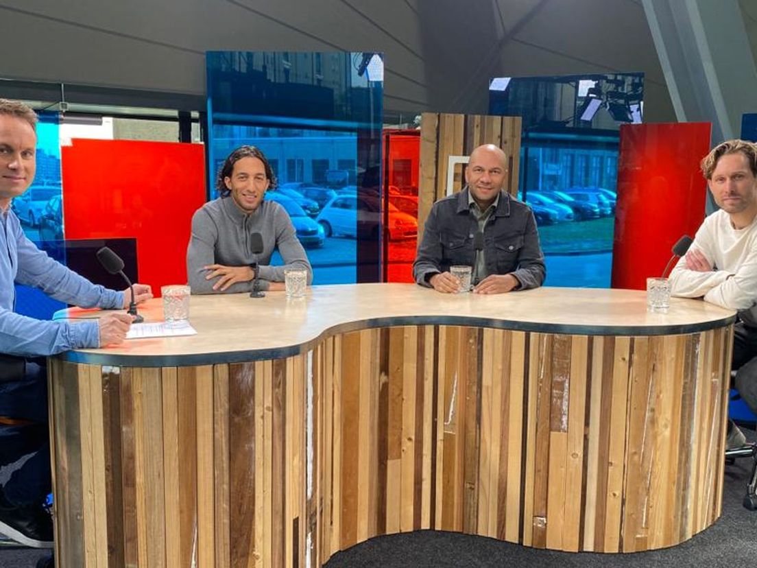 Bart Nolles, Nasser El Khayati, Sinclair Bischop en Thomas Verhaar aan tafel voor FC Rijnmond