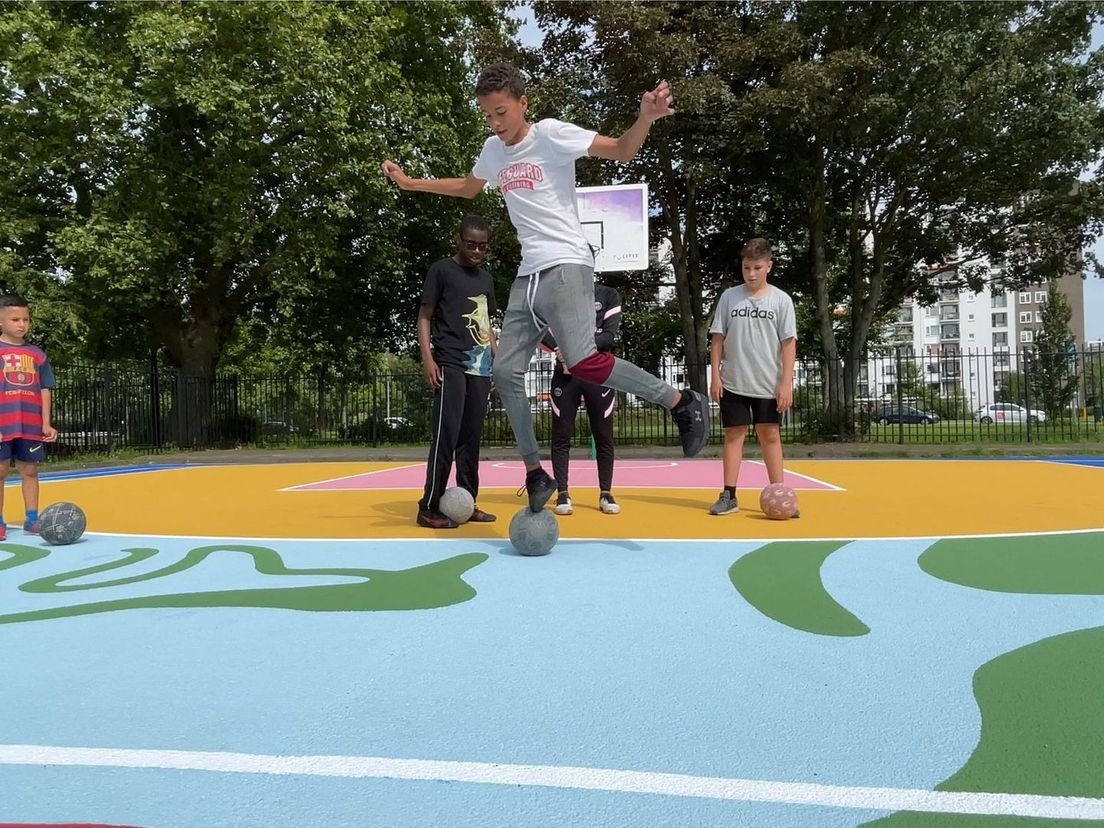 Sportvelden in Nieuwe Westen worden opgepimpt door gekleurde vloerschildering
