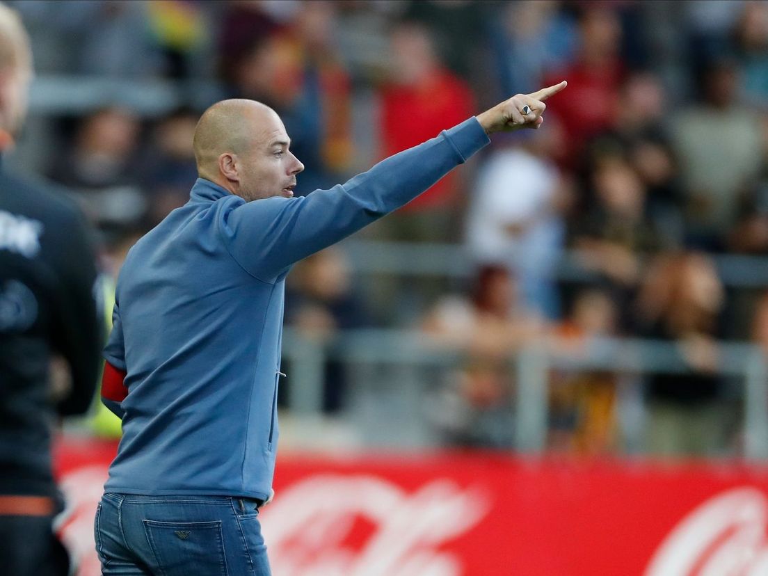 Danny Buijs staat langs de lijn te coachen tijdens KV Mechelen-Union