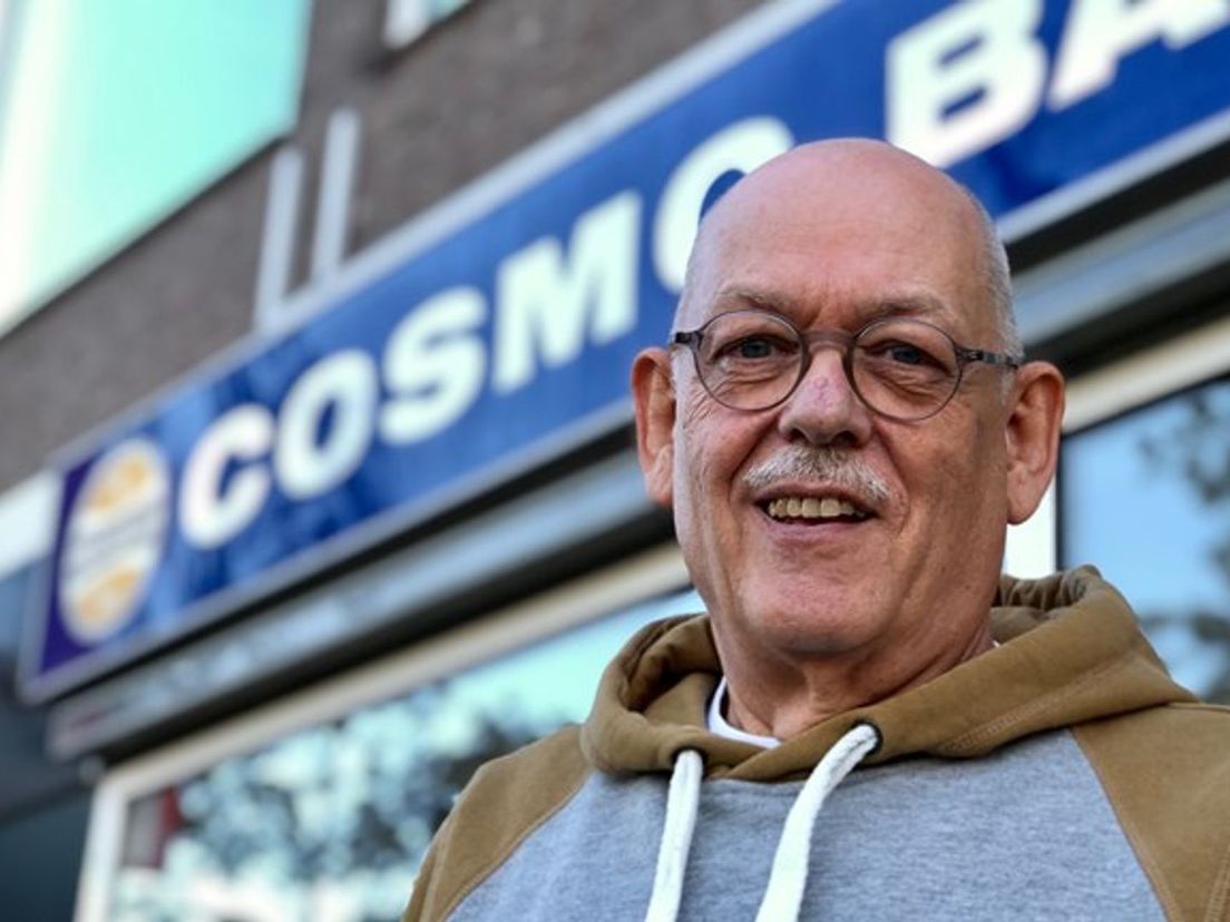 Aad Koster voor de gevel van Cosmo Bar, de eerste gaybar van Rotterdam