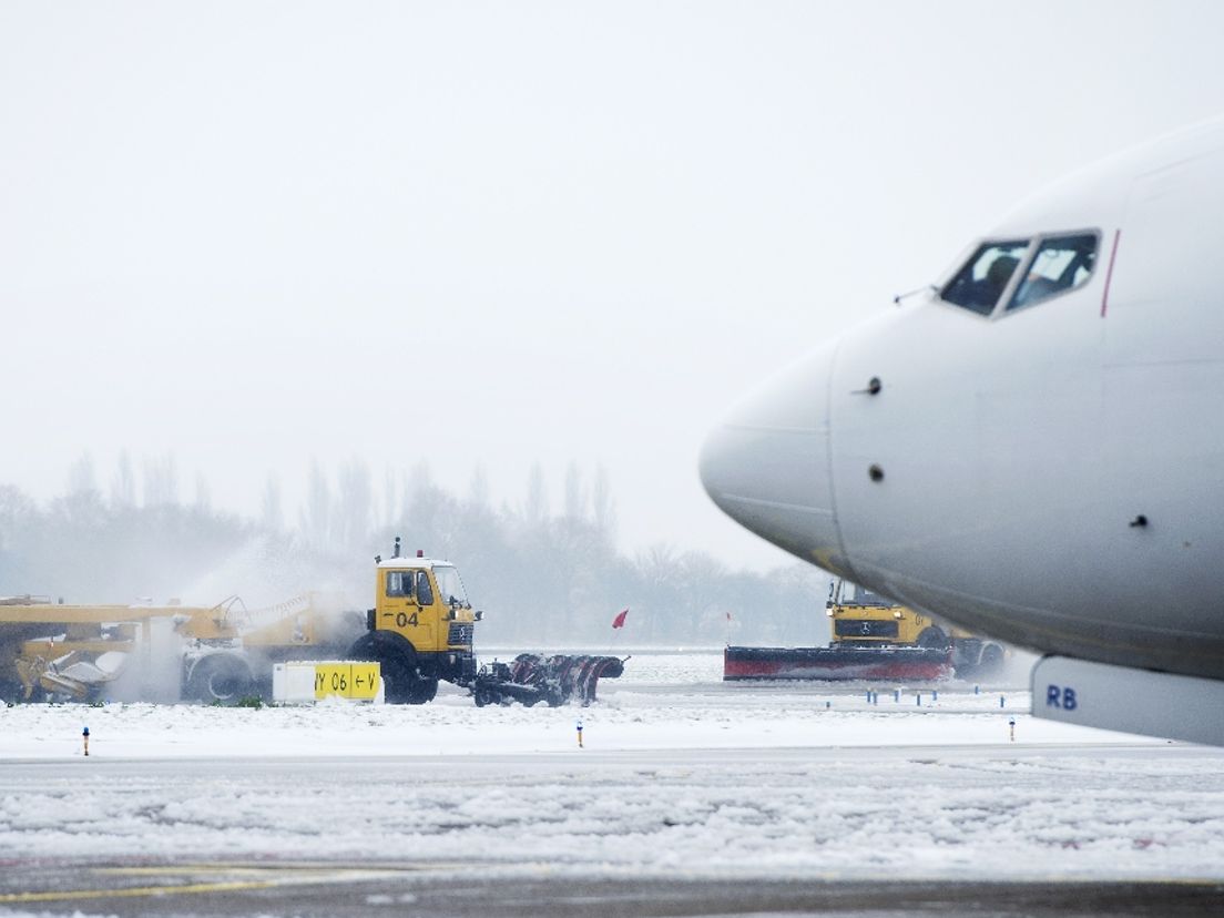 Sneeuwschuivers maken de landingsbaan op Rotterdam The Hague Airport schoon