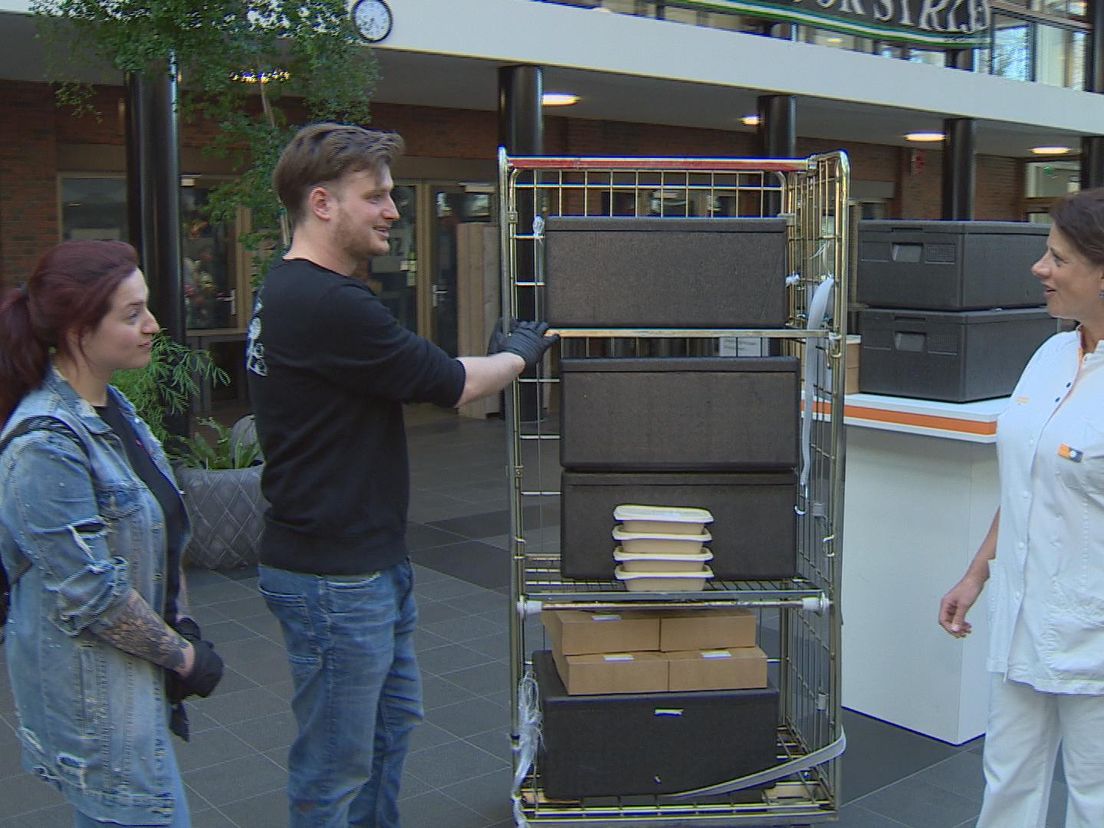 medewerkers van Jack Bean overhandigen maaltijden aan het zorgpersoneel.