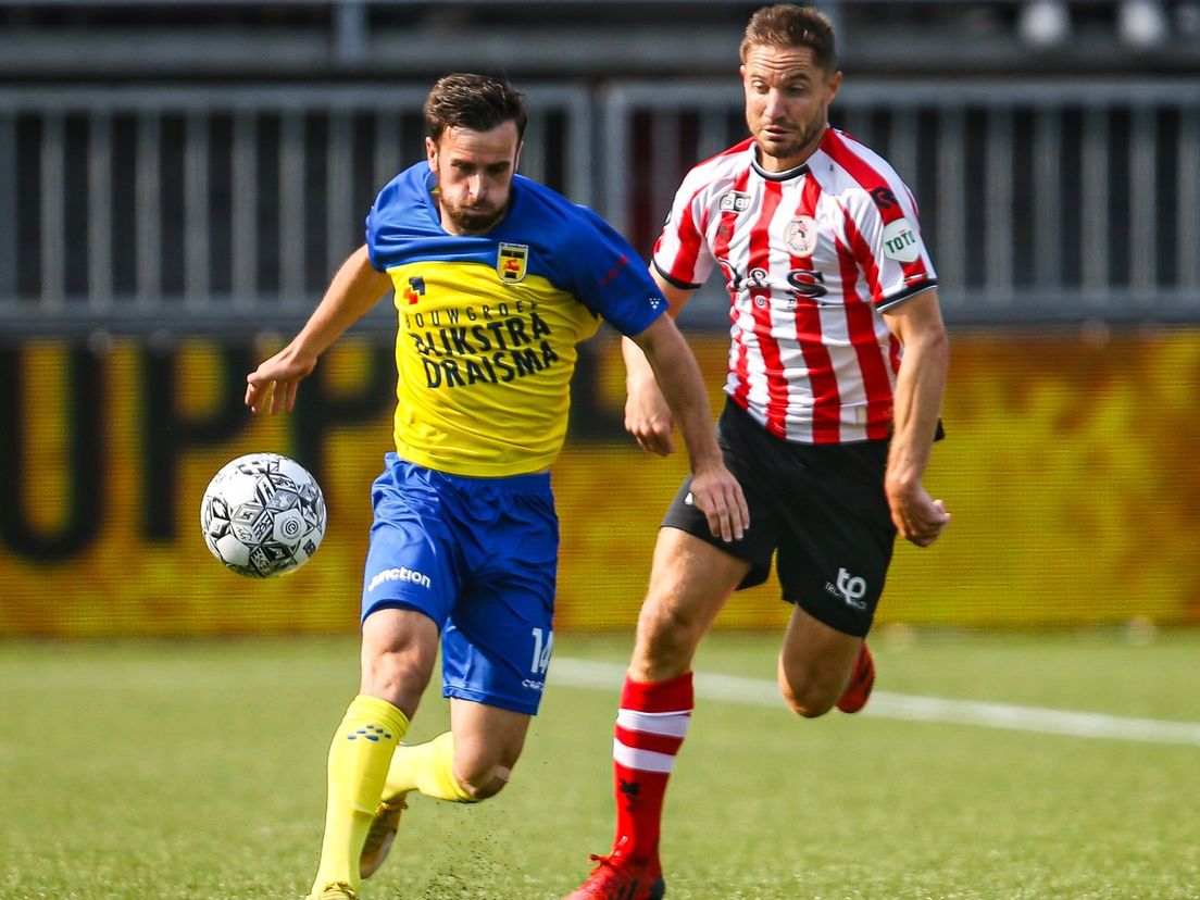 Michael Breij en Aaron Meijers strijden om de bal tijdens Sparta-SC Cambuur