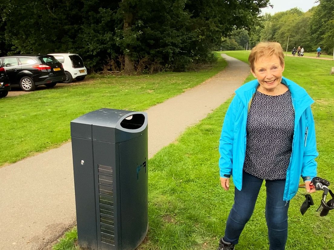 Ondanks het ontbreken van een informatiebordje is deze bezoeker blij met de speciale vuilnisbakken in het Schollebos