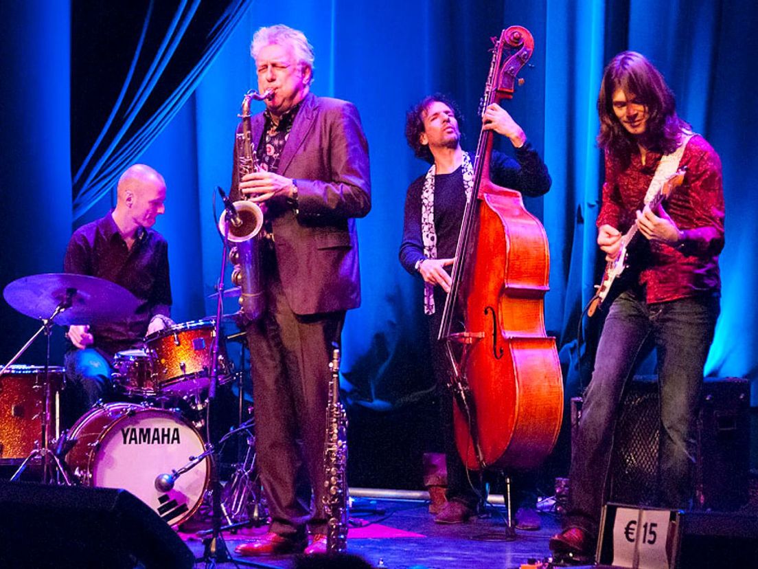 Op het podium van De Harmonie in Leeuwarden in 2011. Vlnr Erik Kooger, Dick de Graaf, Harry Emmery, Jero^me Hol