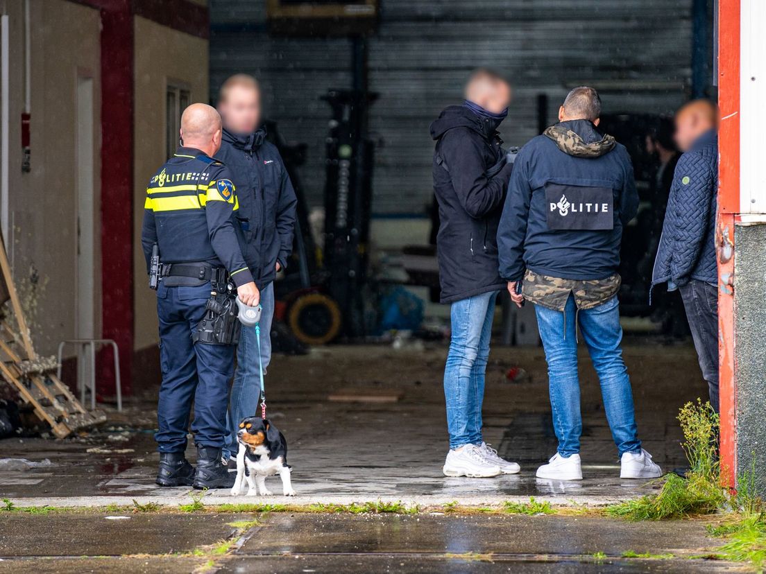 In een loods in Rotterdam vond de politie cocaïne
